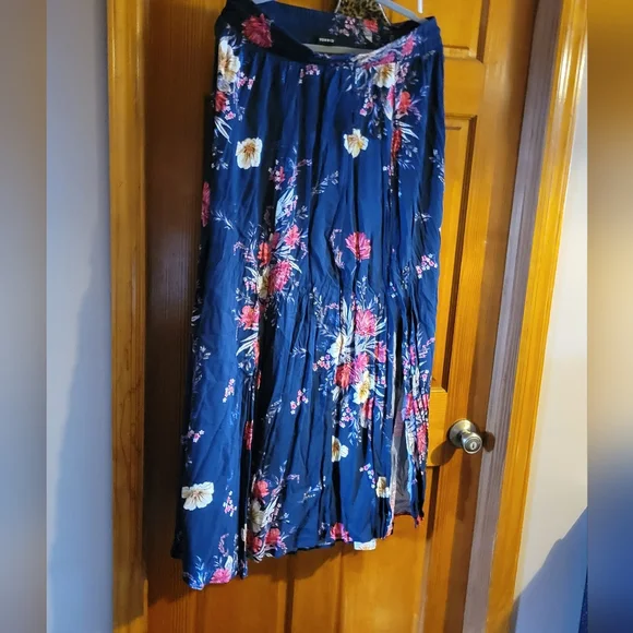Blue floral 1x torrid maxi skirt pre owned with 2 slits - Picture 2 of 6